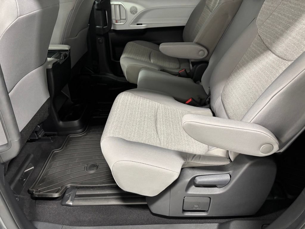 Used 2026 Toyota Sienna LE FWD image 47