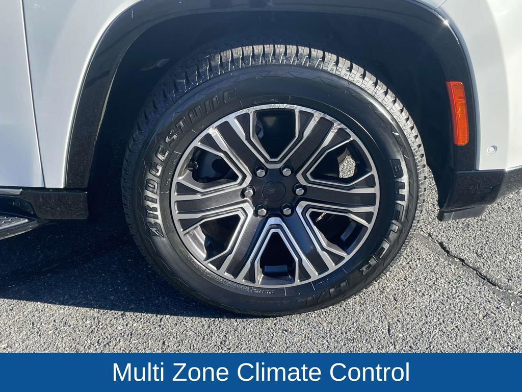 Certified 2024 Jeep Wagoneer L Series II w/ Flexible Seating Group image 11