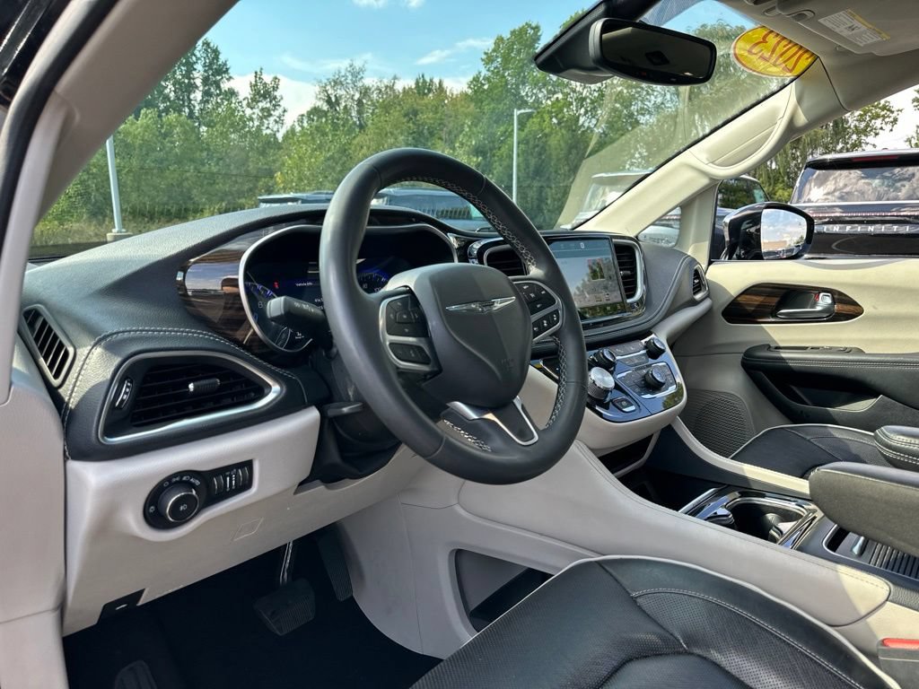 Used 2023 Chrysler Pacifica Limited FWD image 47