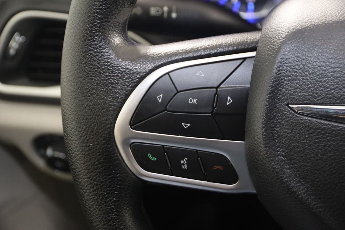 Used 2020 Chrysler Pacifica Touring FWD image 34