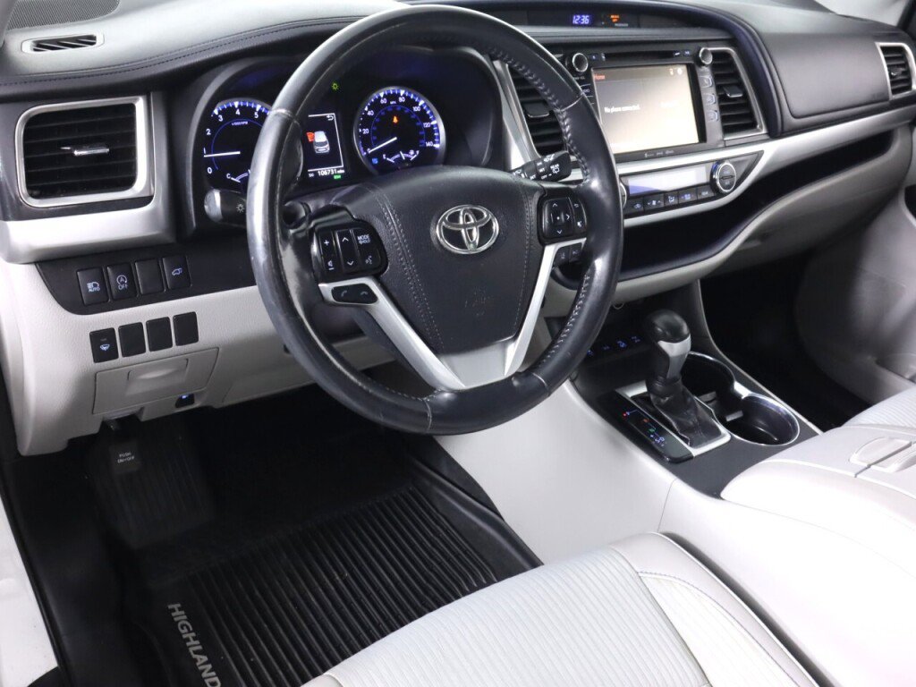 Used 2019 Toyota Highlander Plus AWD/4WD image 9