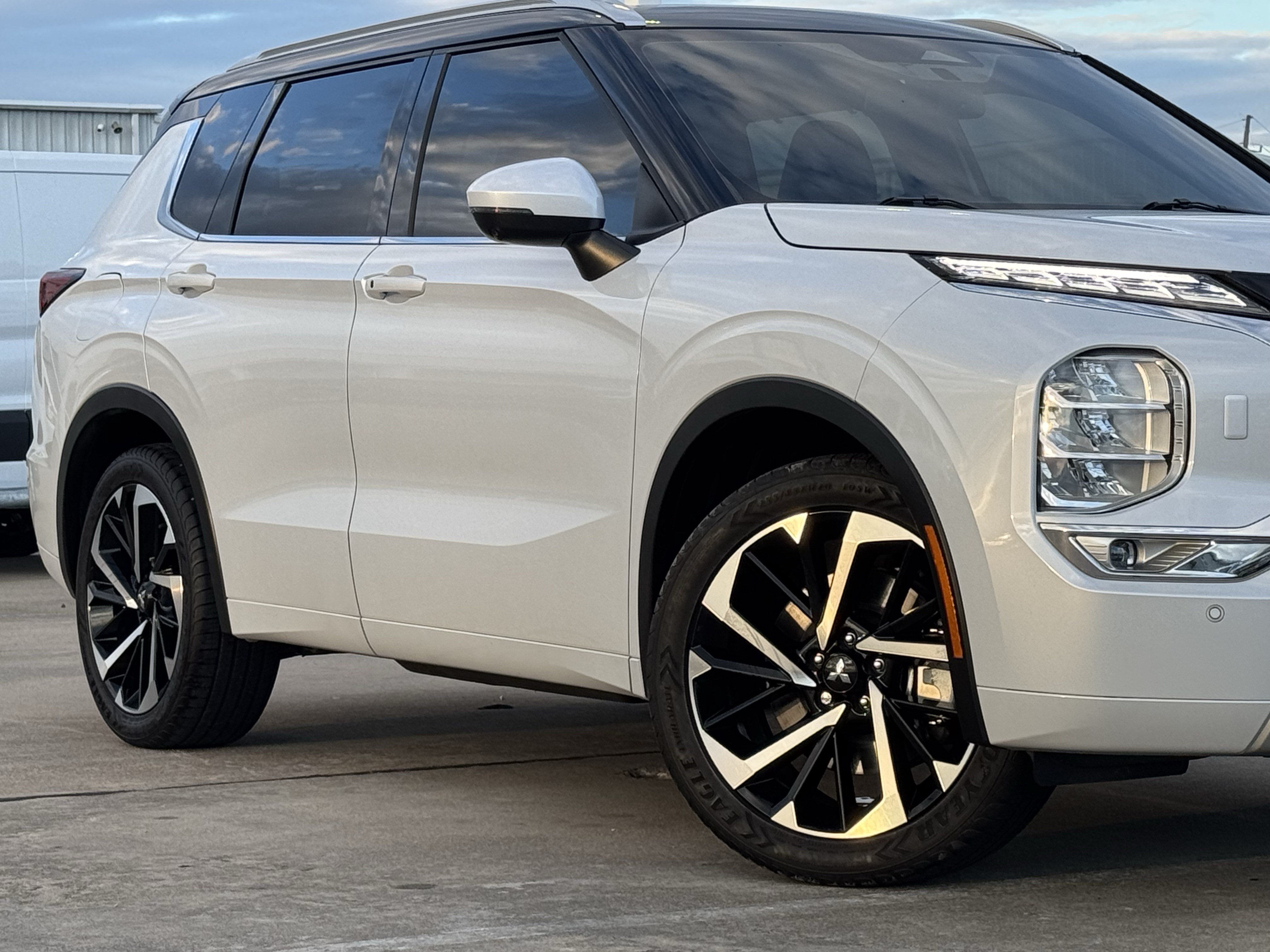 Used 2024 Mitsubishi Outlander SEL AWD/4WD image 3