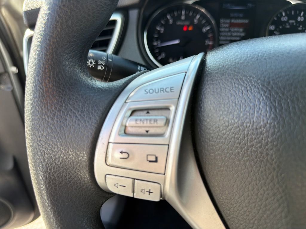 Used 2015 Nissan Rogue S image 29