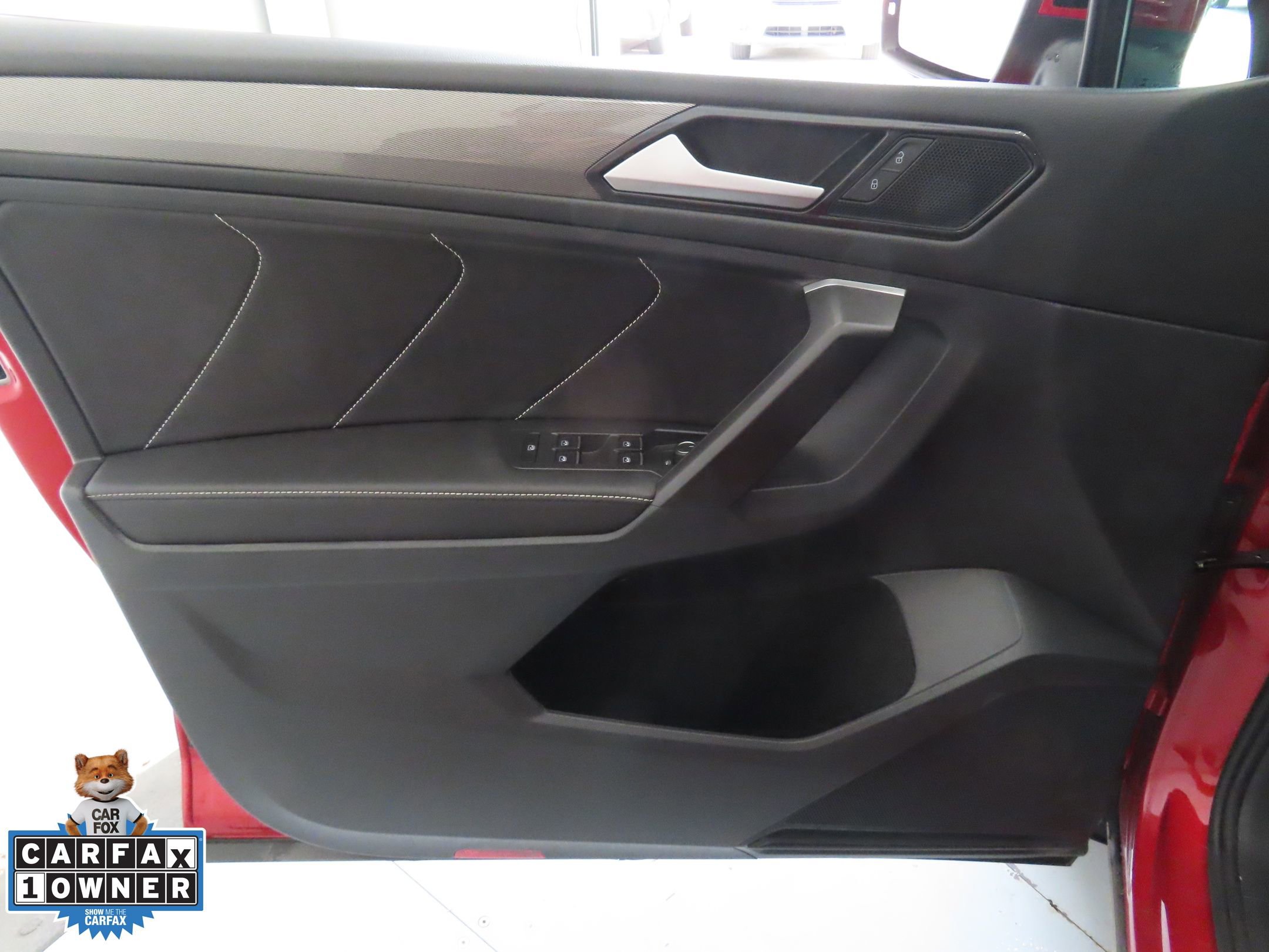 Used 2023 Volkswagen Tiguan SE w/ Panoramic Sunroof Package FWD image 11