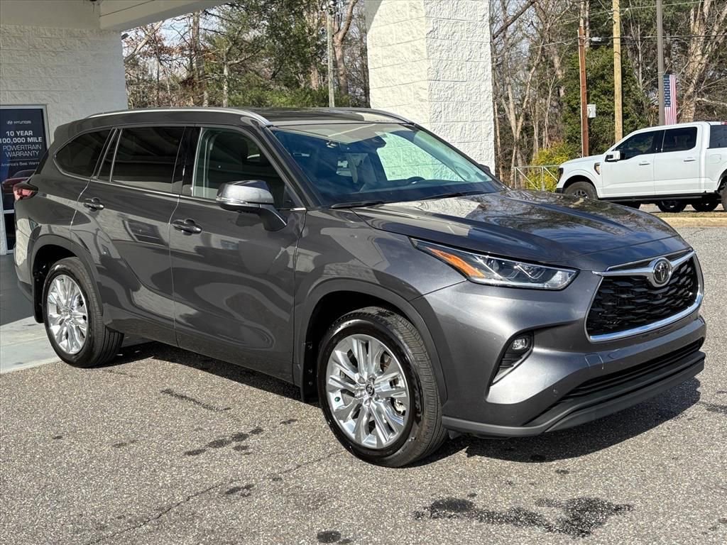 Used 2025 Toyota Highlander Limited image 21