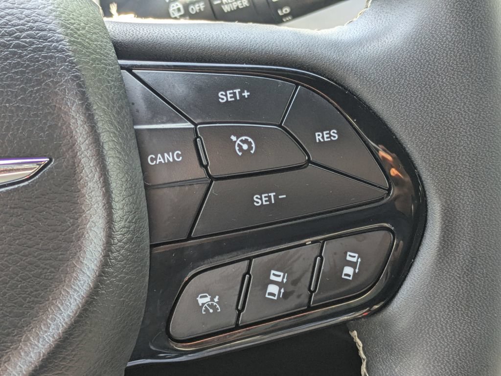 Used 2025 Chrysler Pacifica Limited FWD image 27
