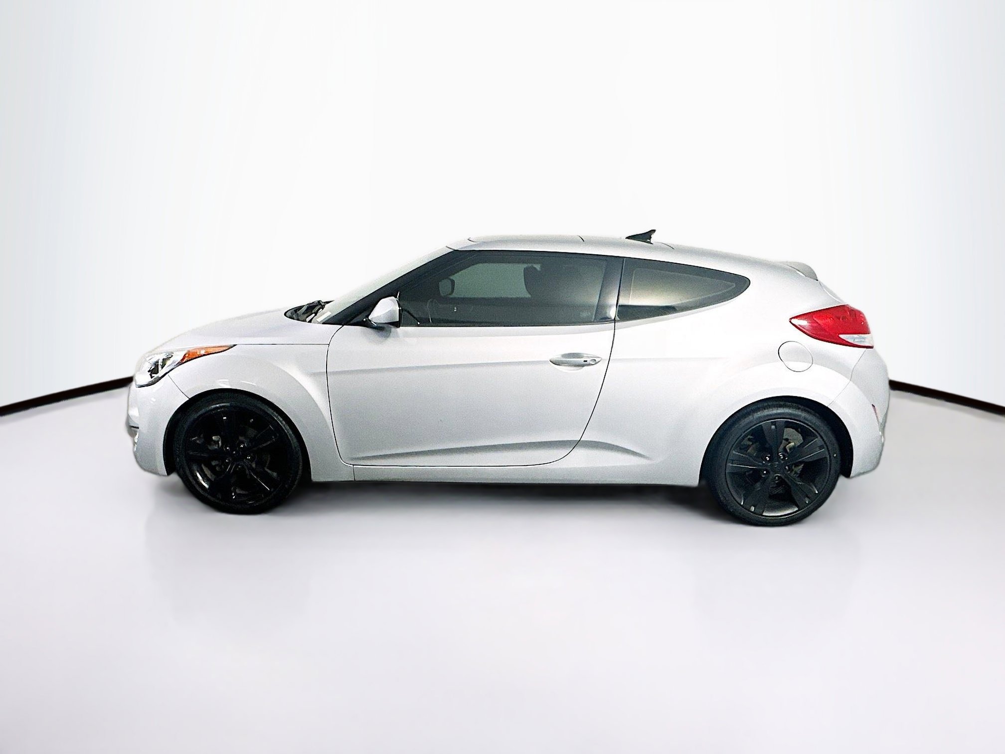 Used 2017 Hyundai Veloster Value Edition image 4