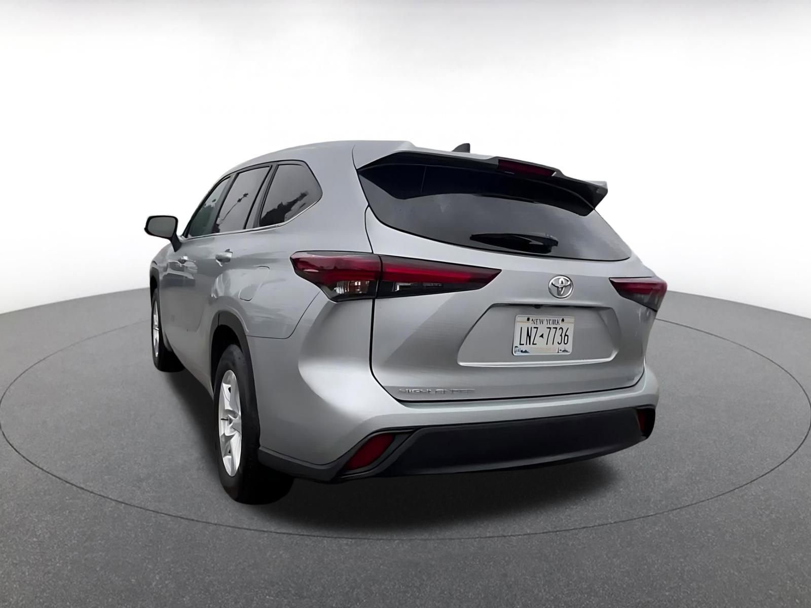 Used 2025 Toyota Highlander LE image 11