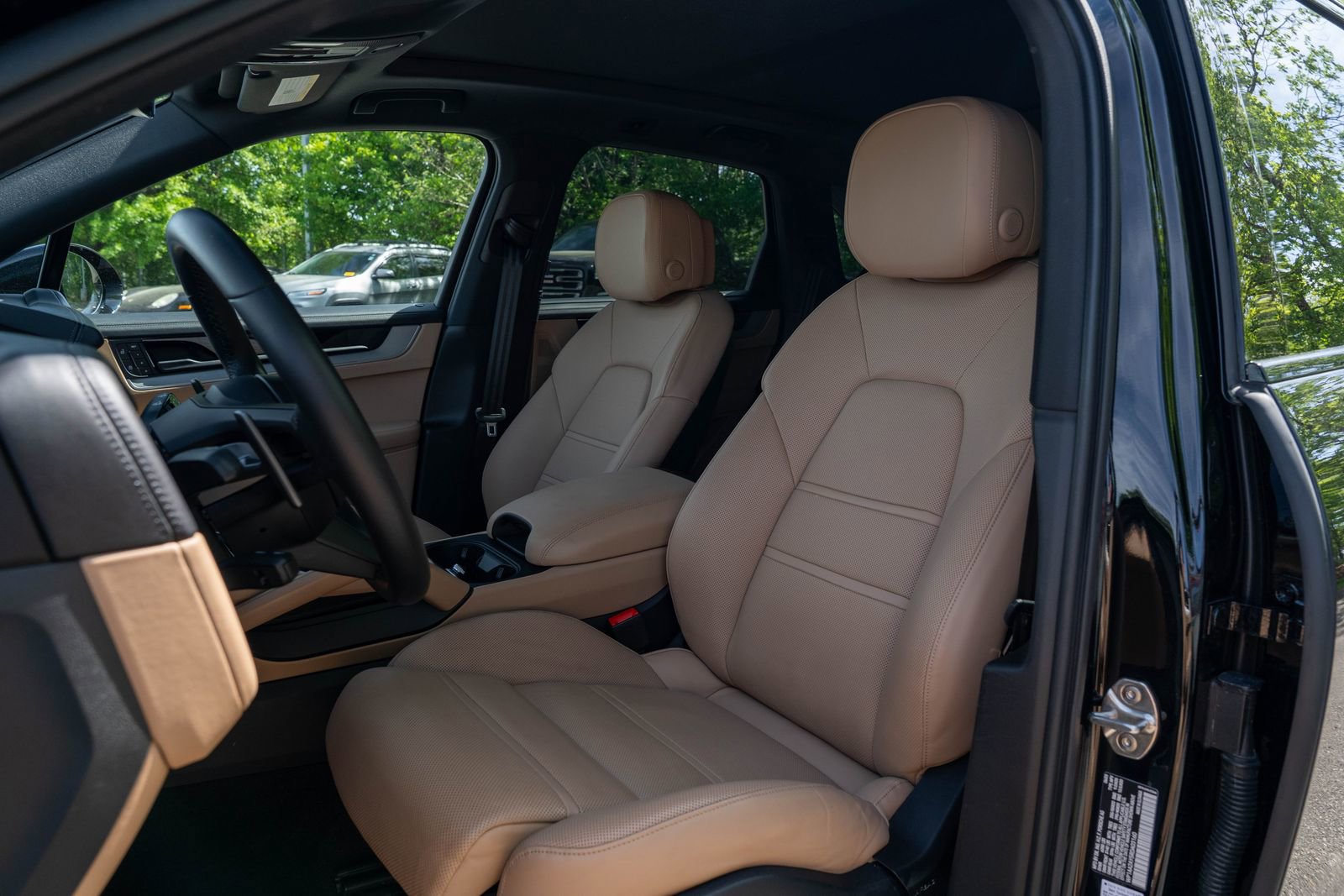 Certified 2024 Porsche Cayenne w/ Premium Package Plus (PFM) AWD/4WD image 5