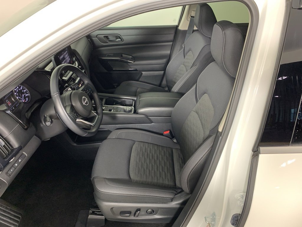 Used 2025 Nissan Pathfinder SV image 32