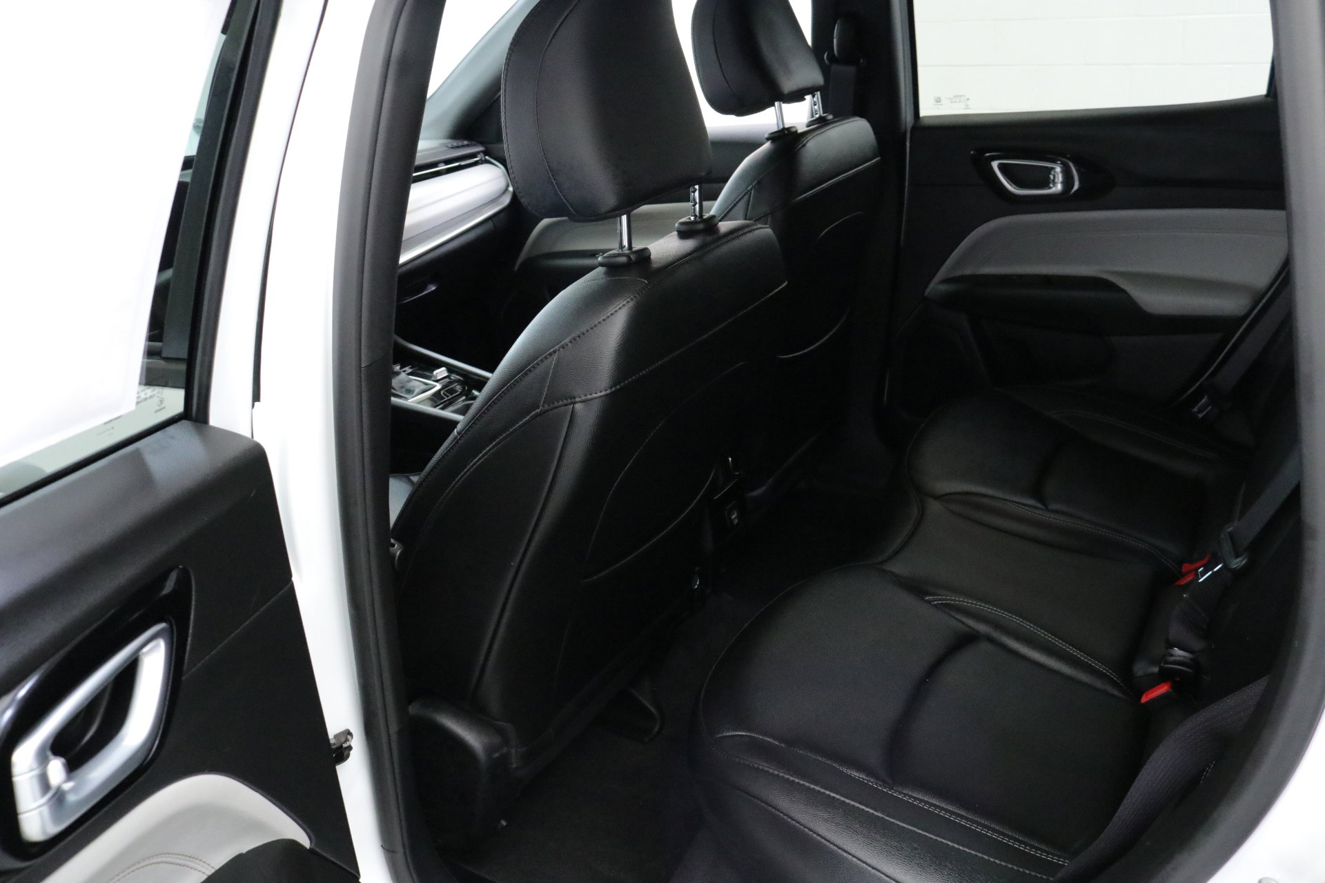 Used 2025 Jeep Compass Limited image 24