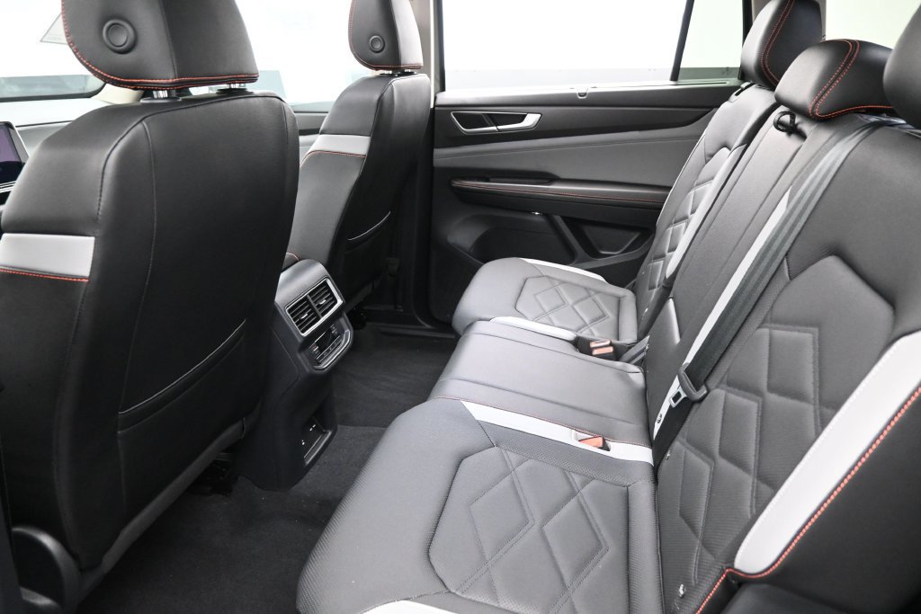 Used 2025 Volkswagen Atlas Peak Edition SE AWD/4WD image 25