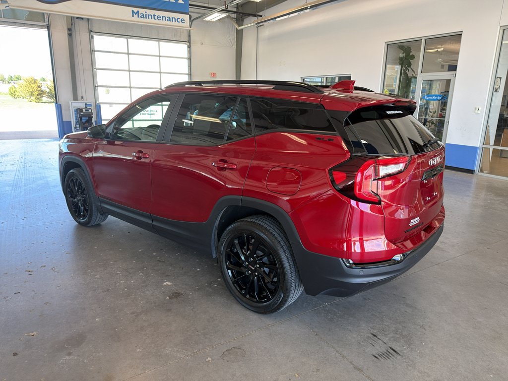 Used 2024 GMC Terrain SLE w/ Driver Convenience Package AWD/4WD image 3