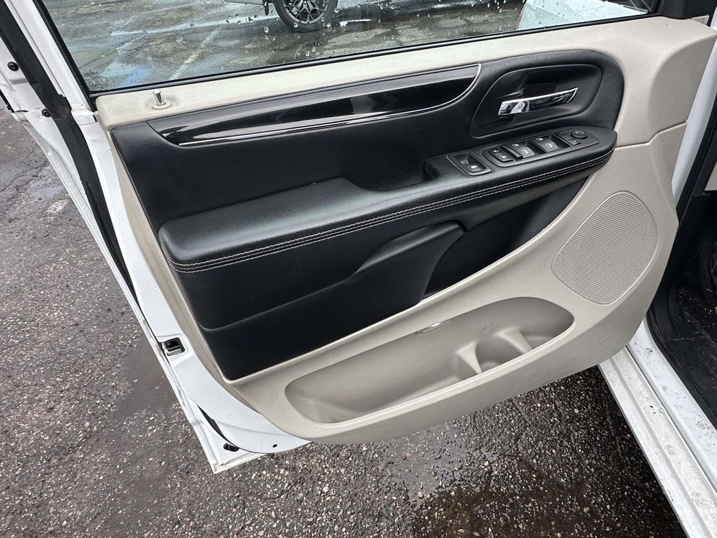 Used 2019 Dodge Grand Caravan SXT image 16