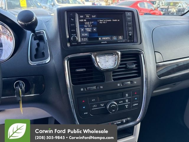 Used 2014 Chrysler Town & Country Touring image 21