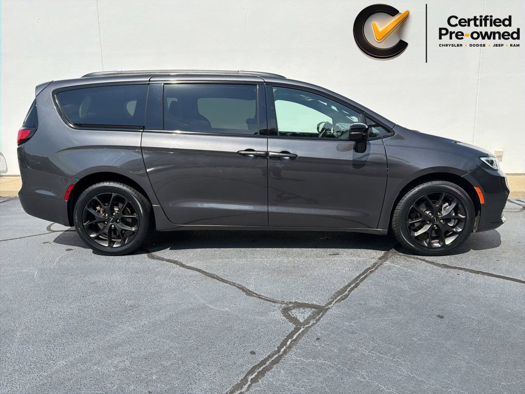 Certified 2023 Chrysler Pacifica Limited w/ Uconnect Theater Family Group AWD/4WD image 3
