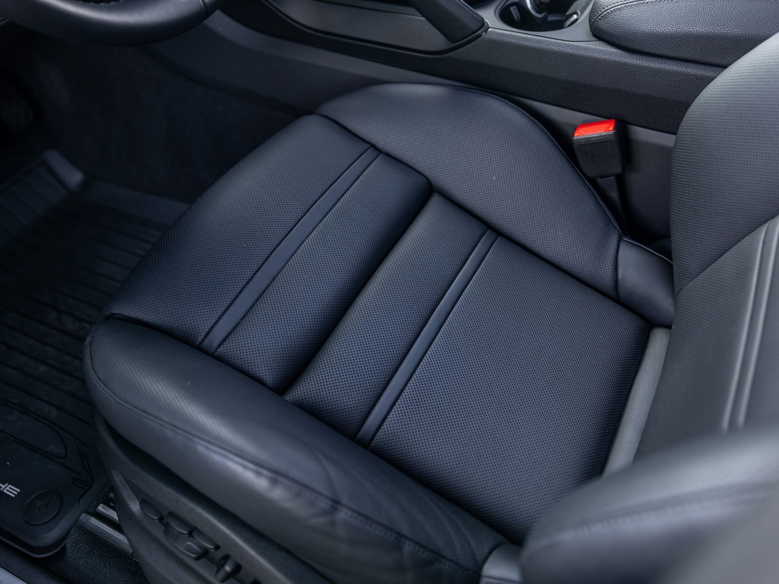 Certified 2025 Porsche Cayenne image 38