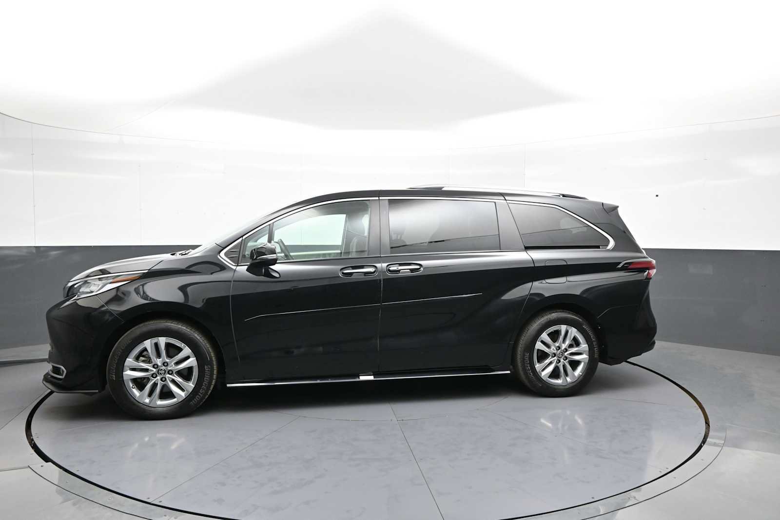 Used 2024 Toyota Sienna Limited AWD/4WD image 9