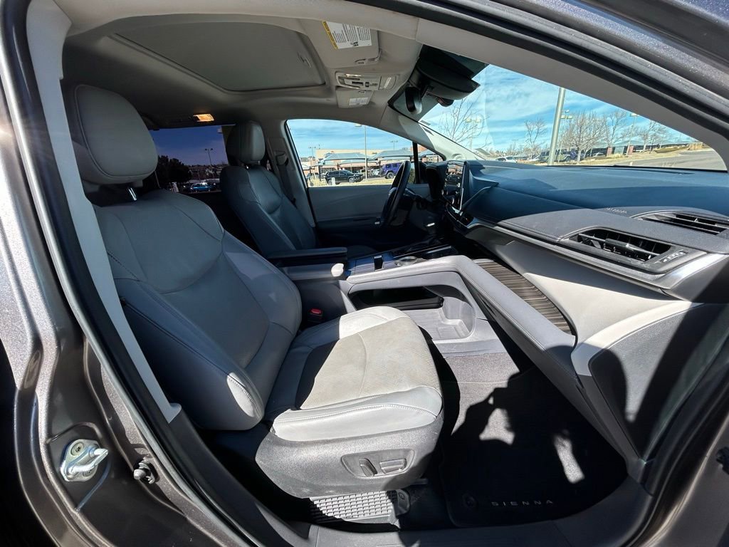 Used 2022 Toyota Sienna Limited image 29