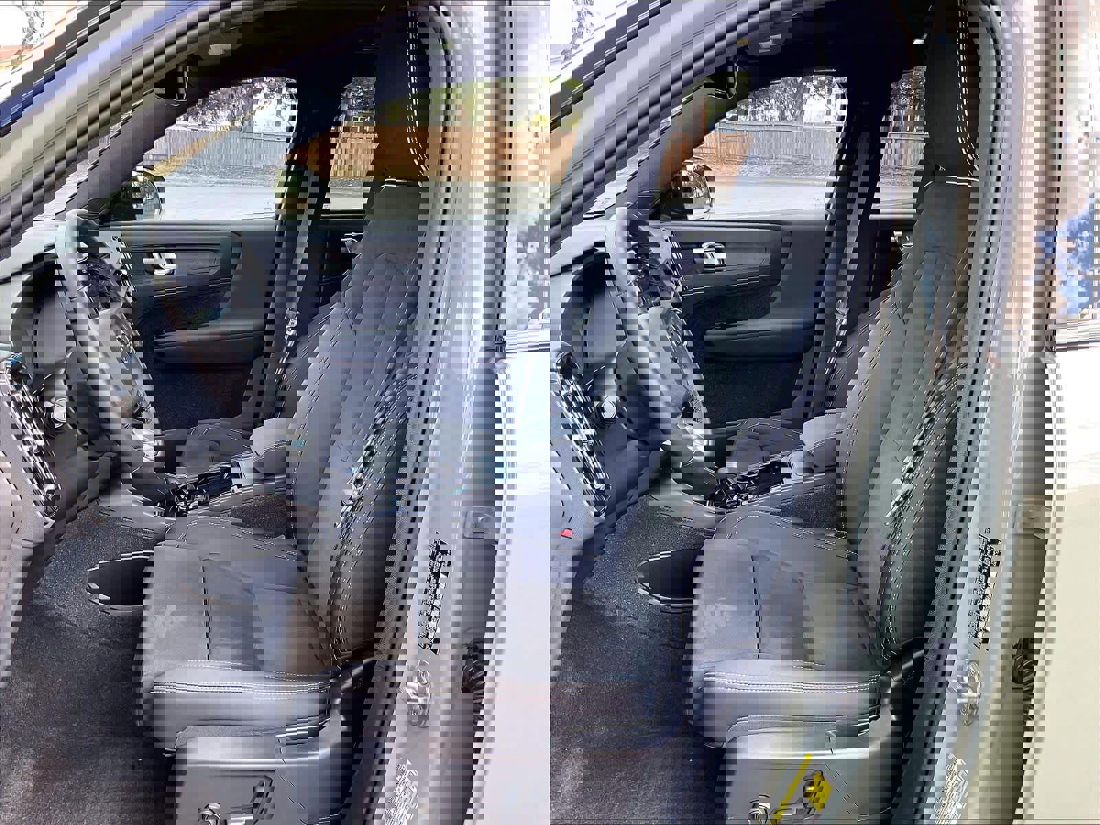 Used 2023 Volvo XC40 Recharge Plus w/ Protection Package Premier image 28