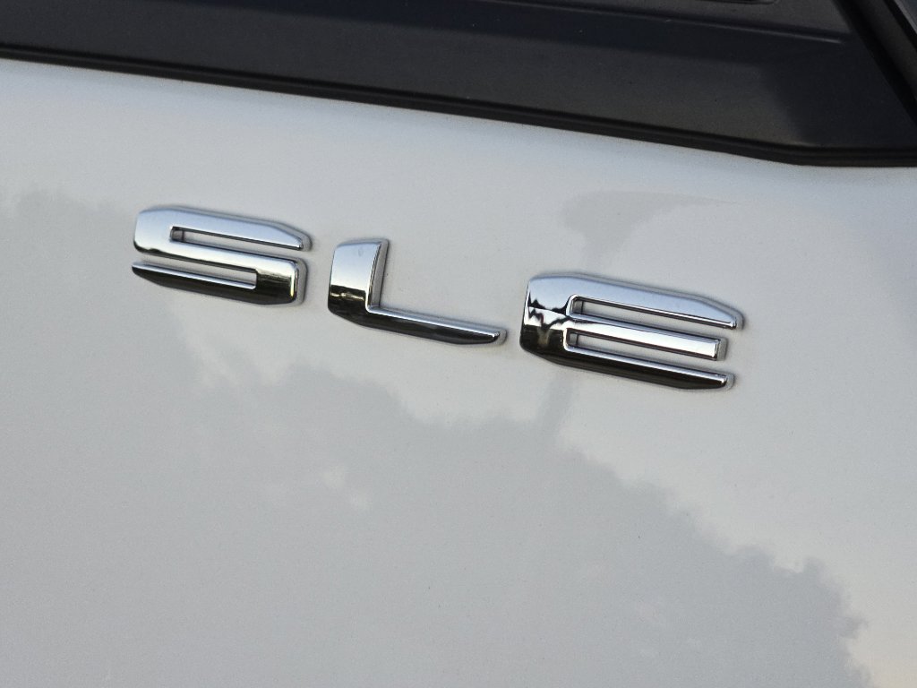 Used 2023 GMC Terrain SLE w/ Driver Convenience Package image 10