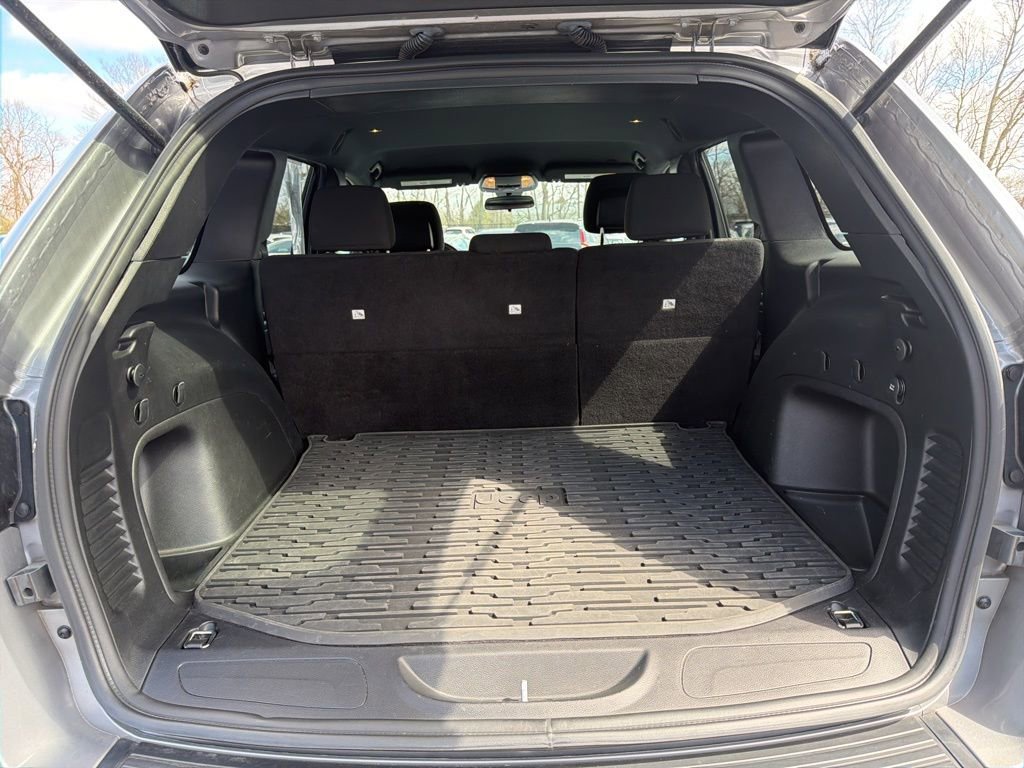 Used 2021 Jeep Grand Cherokee Laredo image 20