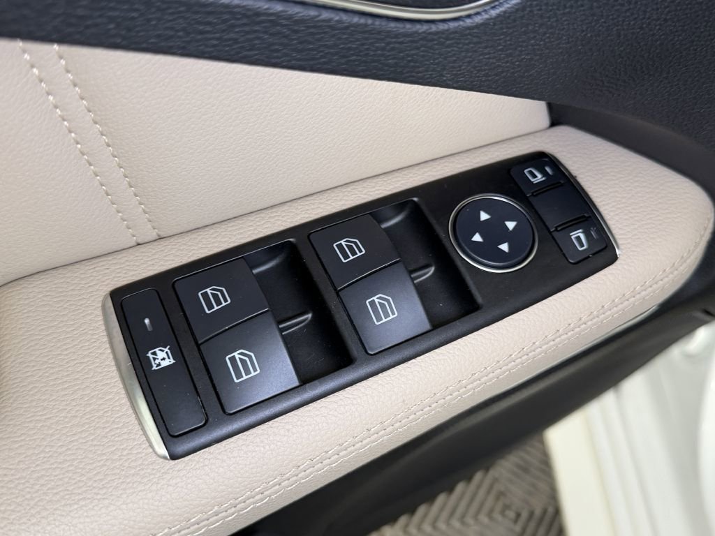 Used 2013 Mercedes-Benz E 350 4MATIC Sedan image 31