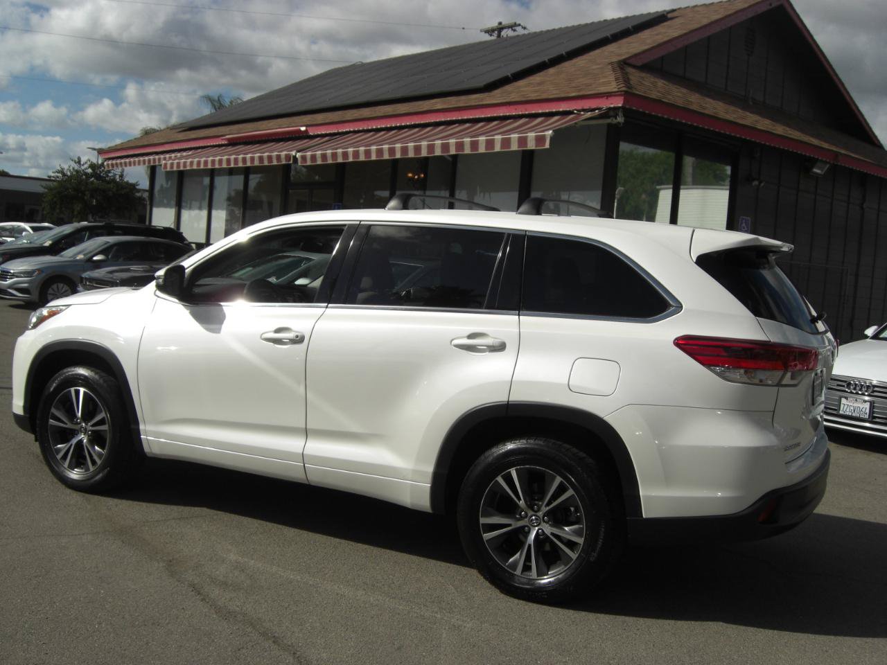 Used 2017 Toyota Highlander LE w/ Carpet Mat Package FWD image 11