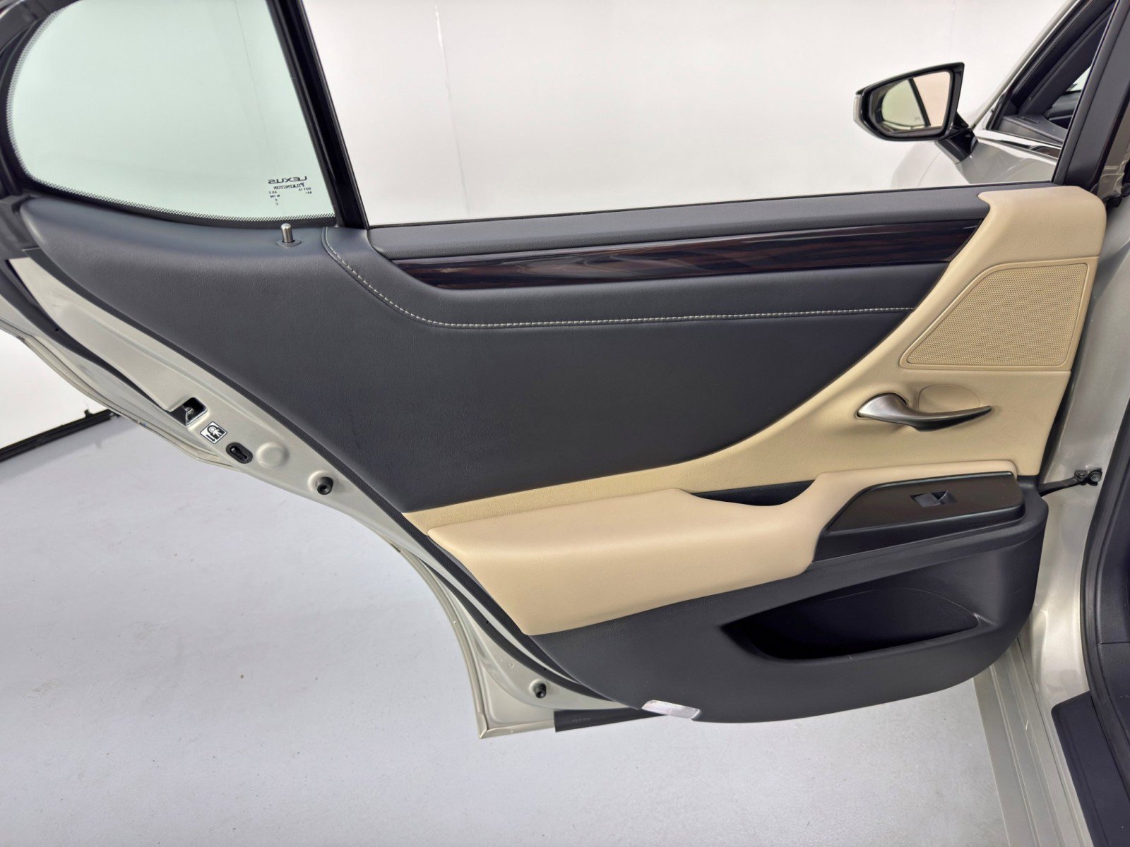 Used 2020 Lexus ES 300h w/ Premium Package image 44