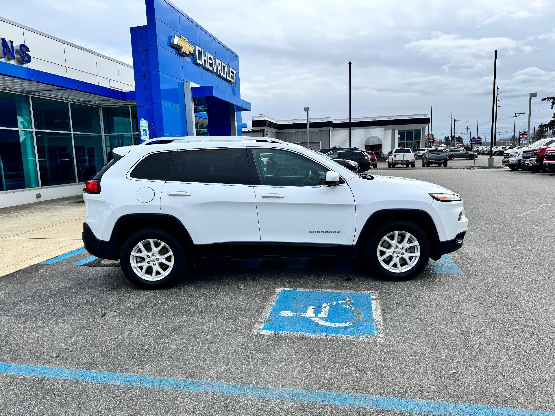 Used 2018 Jeep Cherokee Latitude w/ Cold Weather Group image 8