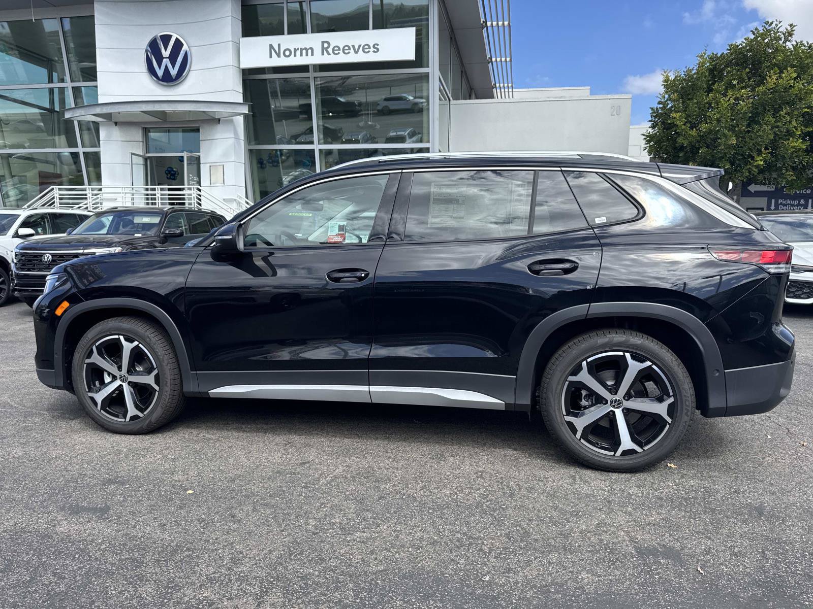 New 2026 Volkswagen Tiguan SE FWD image 2