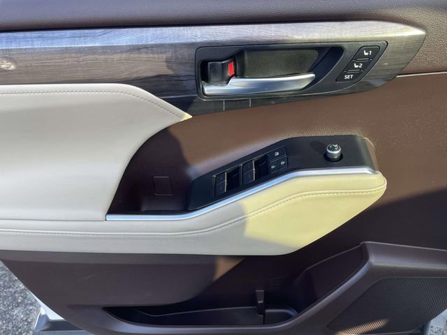 Used 2021 Toyota Highlander Platinum image 17