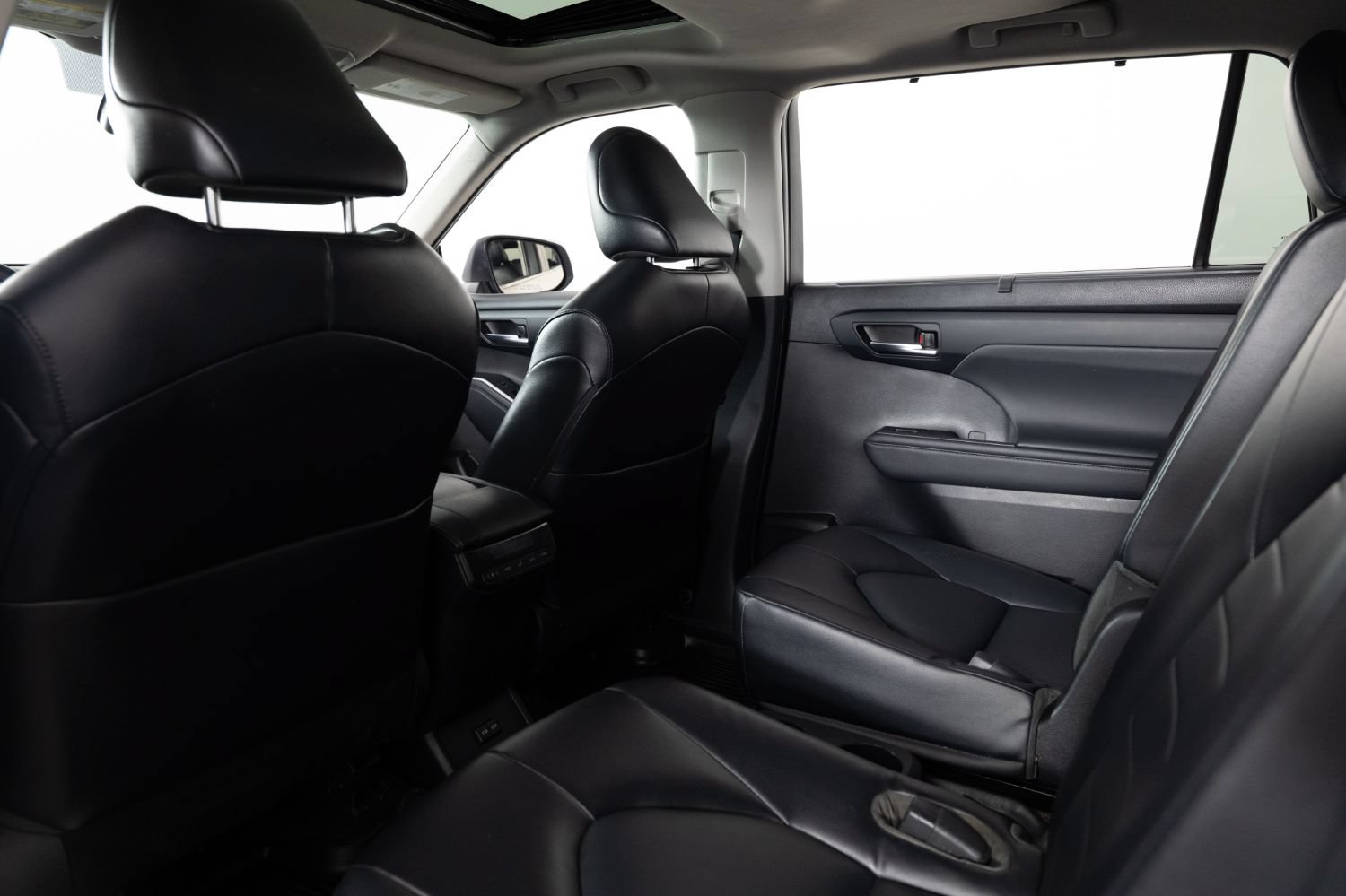 Used 2022 Toyota Highlander XLE FWD image 19