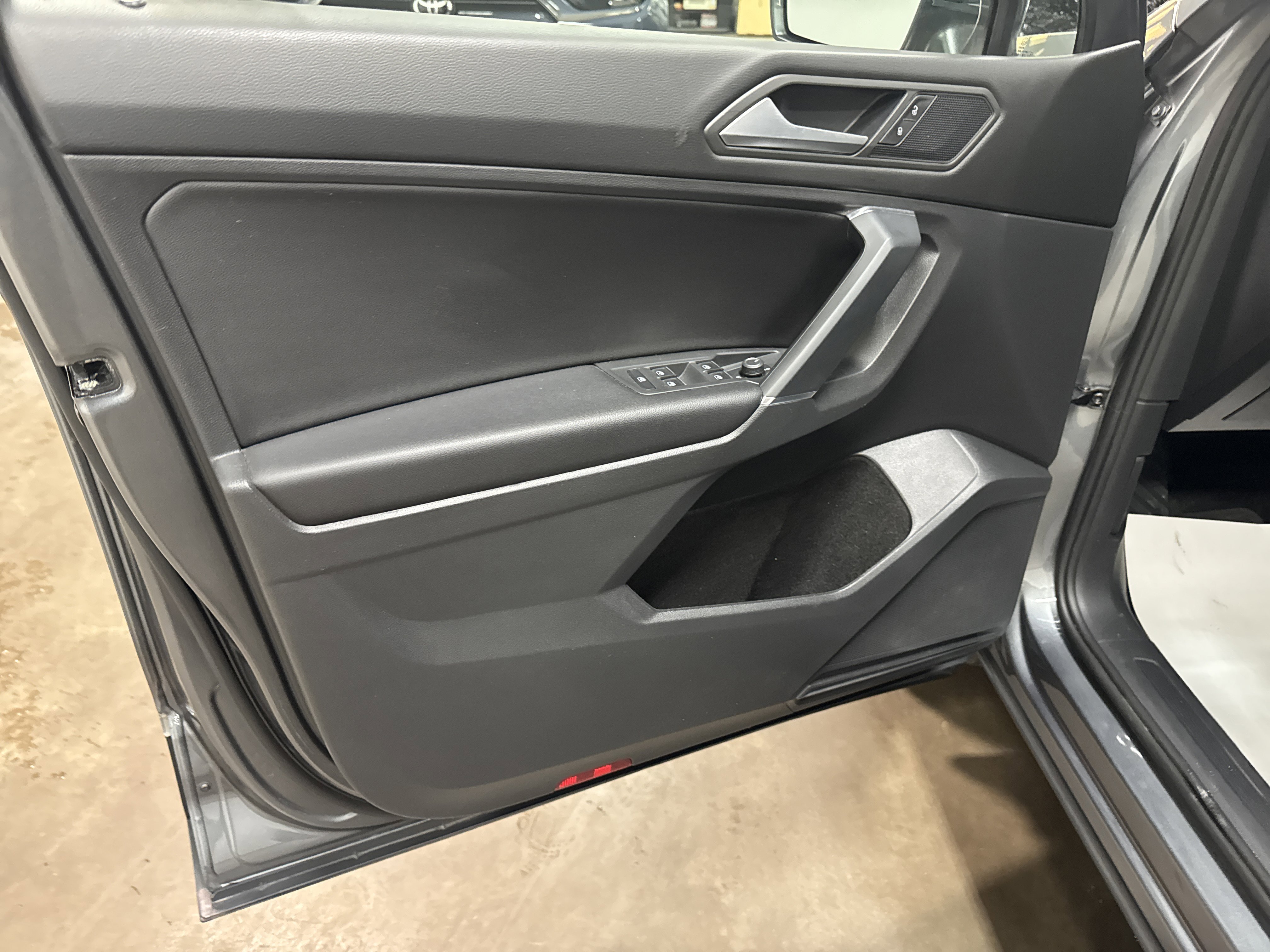 Used 2020 Volkswagen Tiguan SE w/ Panoramic Sunroof Package image 14