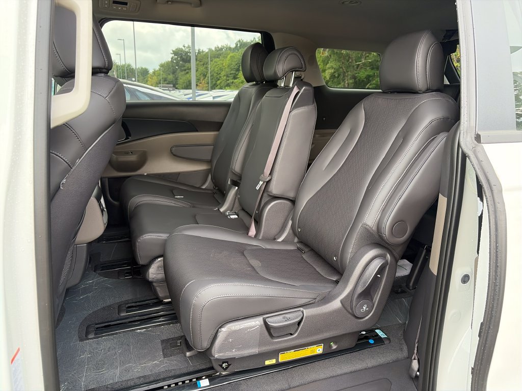 New 2027 Kia Carnival FWD image 24