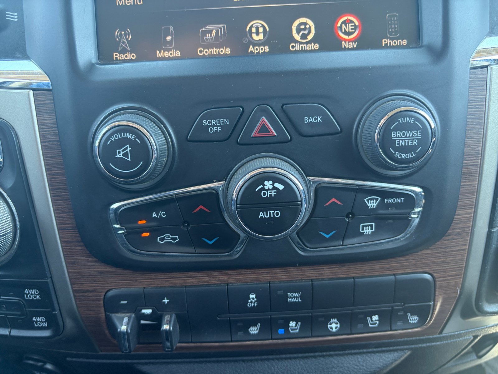 Used 2014 RAM 1500 Laramie w/ Convenience Group AWD/4WD image 26