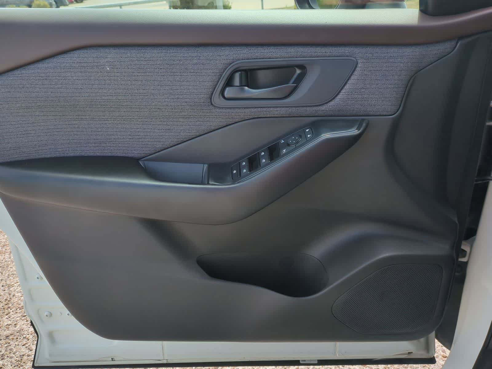 Used 2023 Nissan Rogue S AWD/4WD image 21