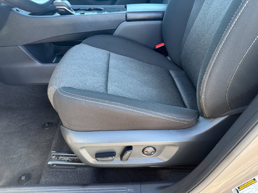 Used 2025 Nissan Rogue SV FWD image 9