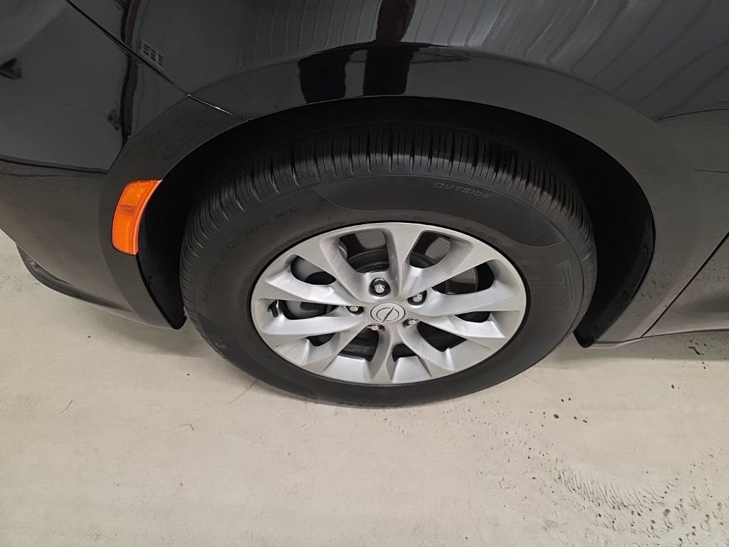 Used 2026 Chrysler Pacifica Limited AWD/4WD image 2