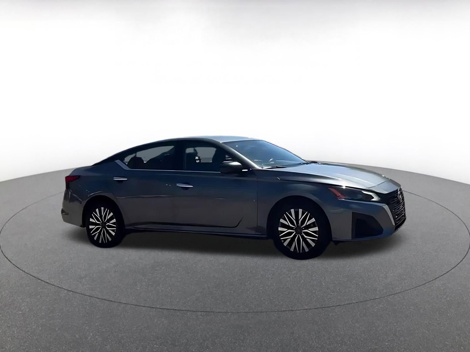Used 2025 Nissan Altima 2.5 SV FWD image 8