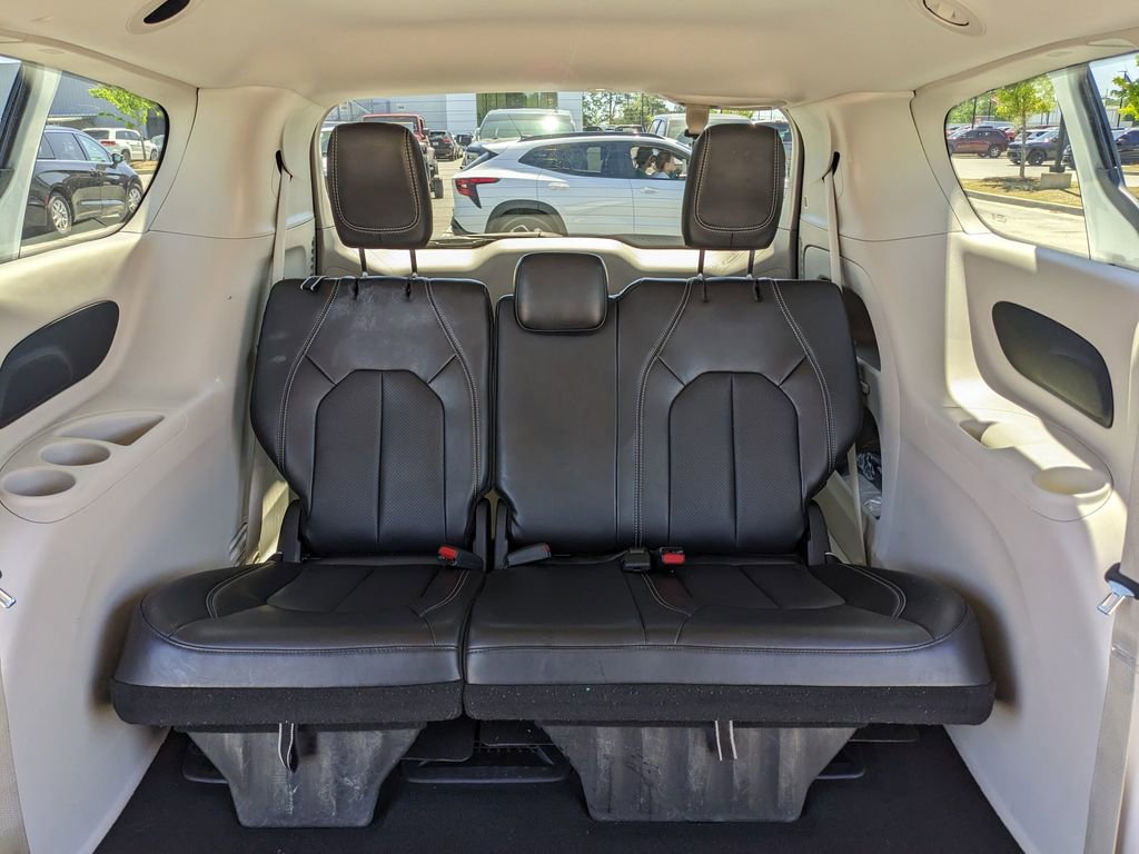 Used 2024 Chrysler Pacifica Touring-L image 41