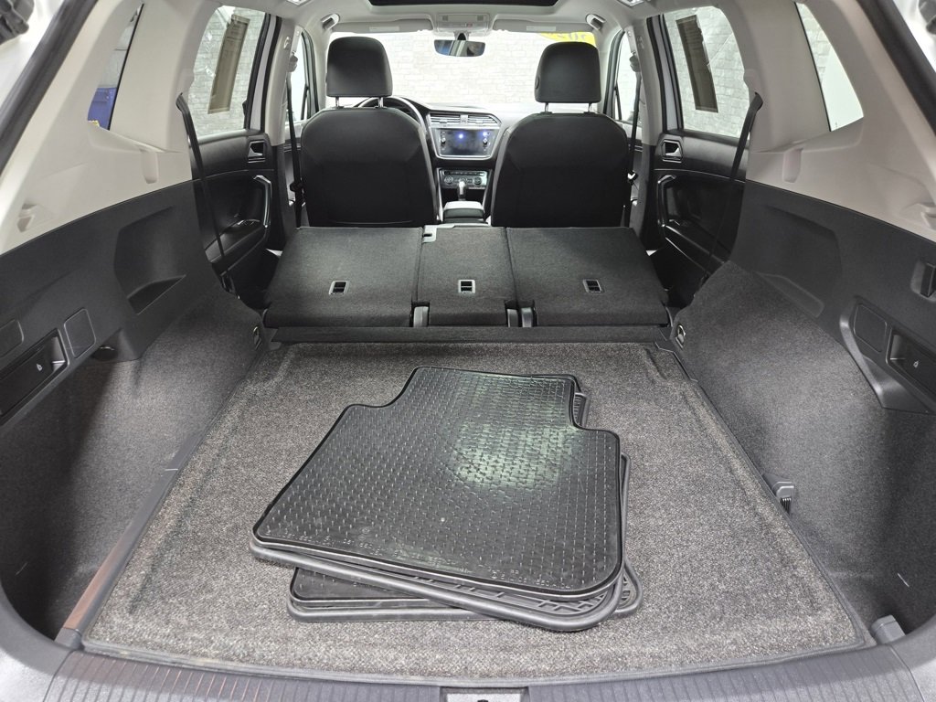 Used 2020 Volkswagen Tiguan SE w/ Panoramic Sunroof Package image 44