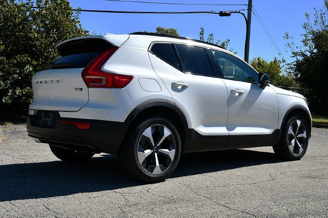 Certified 2025 Volvo XC40 B5 Plus AWD/4WD image 7