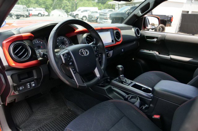 Used 2017 Toyota Tacoma TRD Sport w/ Premium & Technology Package AWD/4WD image 2