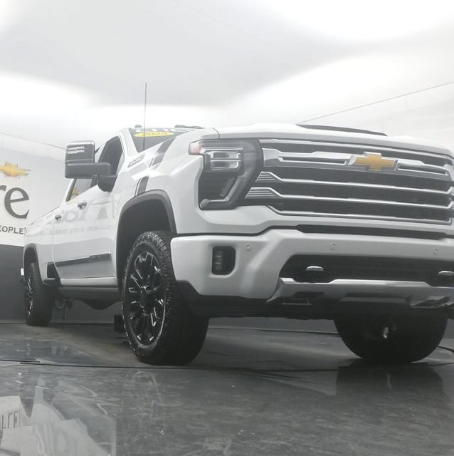 Used 2025 Chevrolet Silverado 2500 High Country w/ High Country Premium Package AWD/4WD image 3