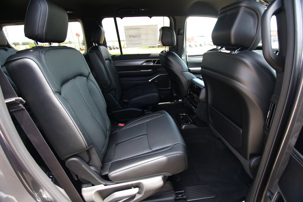 New 2026 Jeep Grand Wagoneer Limited w/ Convenience Group I AWD/4WD image 9