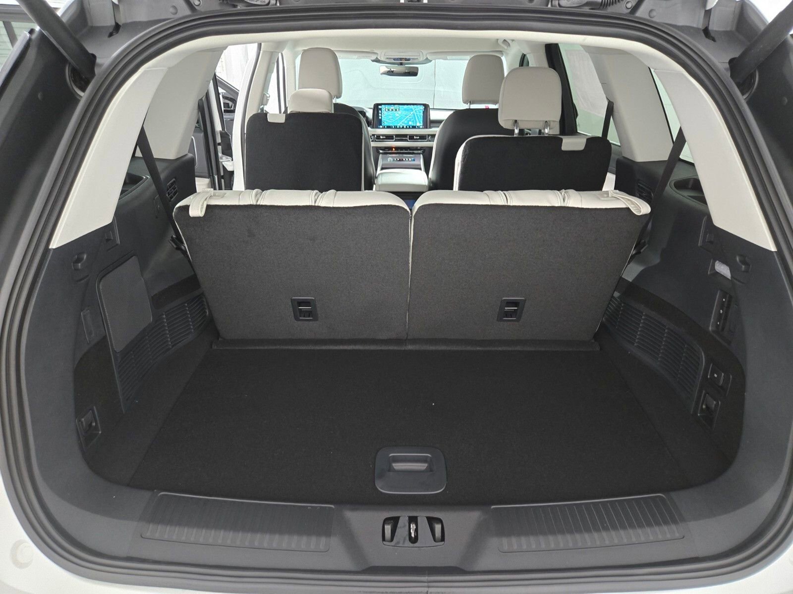 New 2026 Lincoln Aviator 2WD w/ Jet Appearance Package image 14