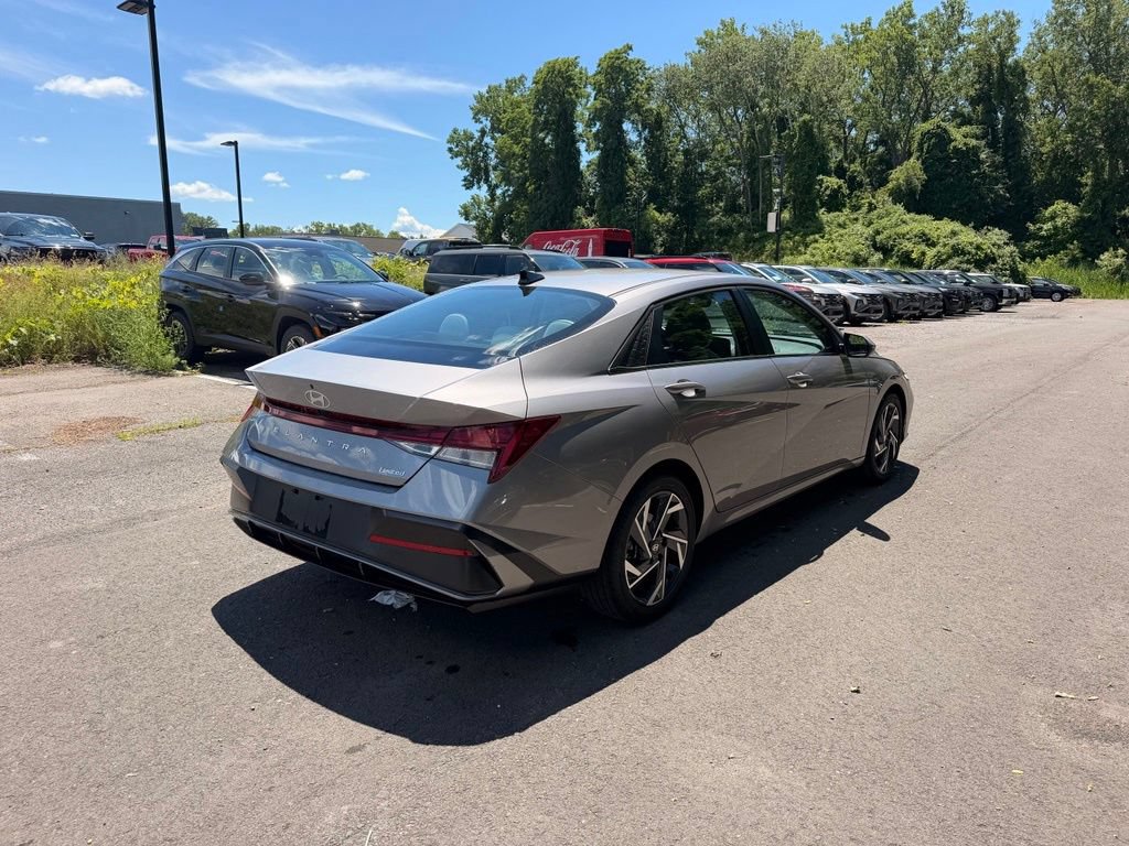 Used 2025 Hyundai Elantra Limited FWD image 3