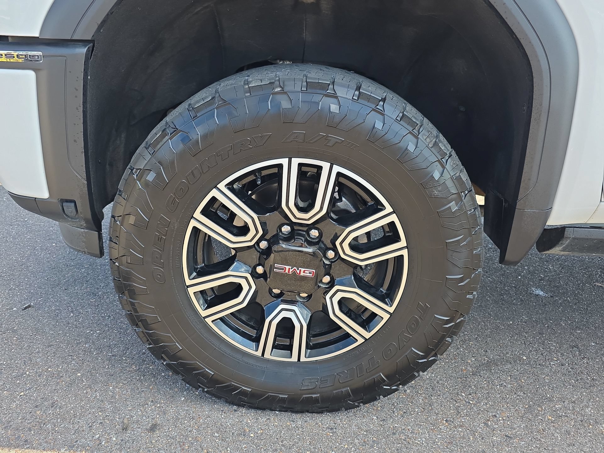 Used 2024 GMC Sierra 2500 AT4 w/ AT4 Premium Plus Package AWD/4WD image 9
