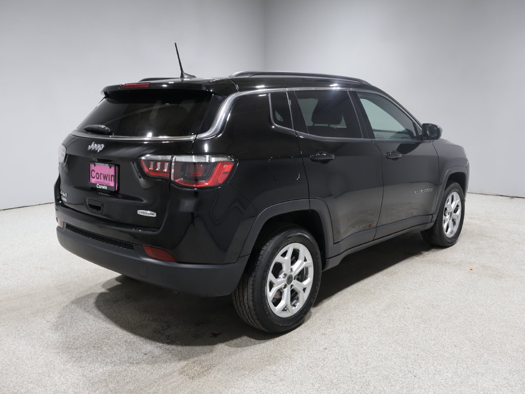 Used 2025 Jeep Compass Latitude w/ Sun & Sound Group AWD/4WD image 2